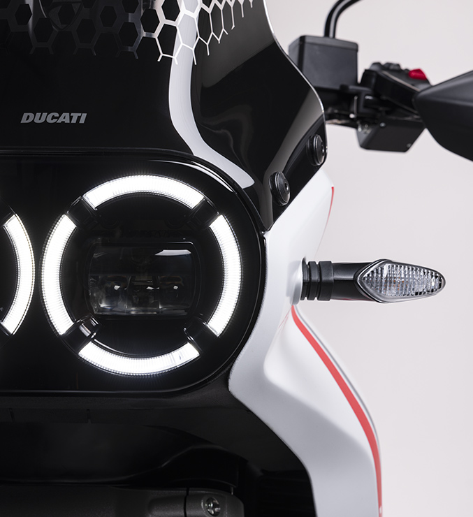 Ducati-DesertX-MY22-01-Carosello-677x740-2