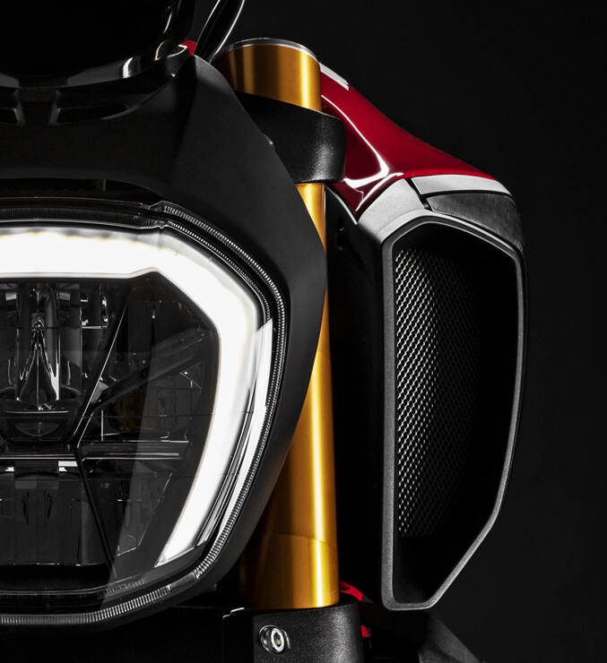 Diavel-1260-Red-01-Design-Carosello-677x740-1