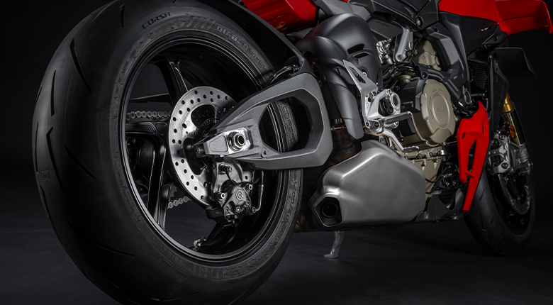 Ducati-Streetfighter-V4-DWP25-overview-mosaic-gallery Primer plano de la rueda trasera, basculante de aluminio y escape de una Ducati Streetfighter V4.