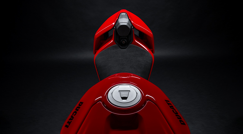 Ducati-Streetfighter-V4 Vista superior del tanque de combustible rojo, el asiento negro y el colín deportivo de una Ducati Streetfighter V4.