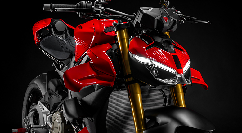 Ducati-V4-post Vista de tres cuartos delantera de una Ducati Streetfighter V4 S con faros LED y horquillas Öhlins doradas.