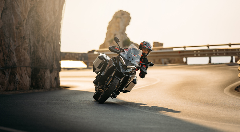 Multistrada V4 equipamiento en carretera