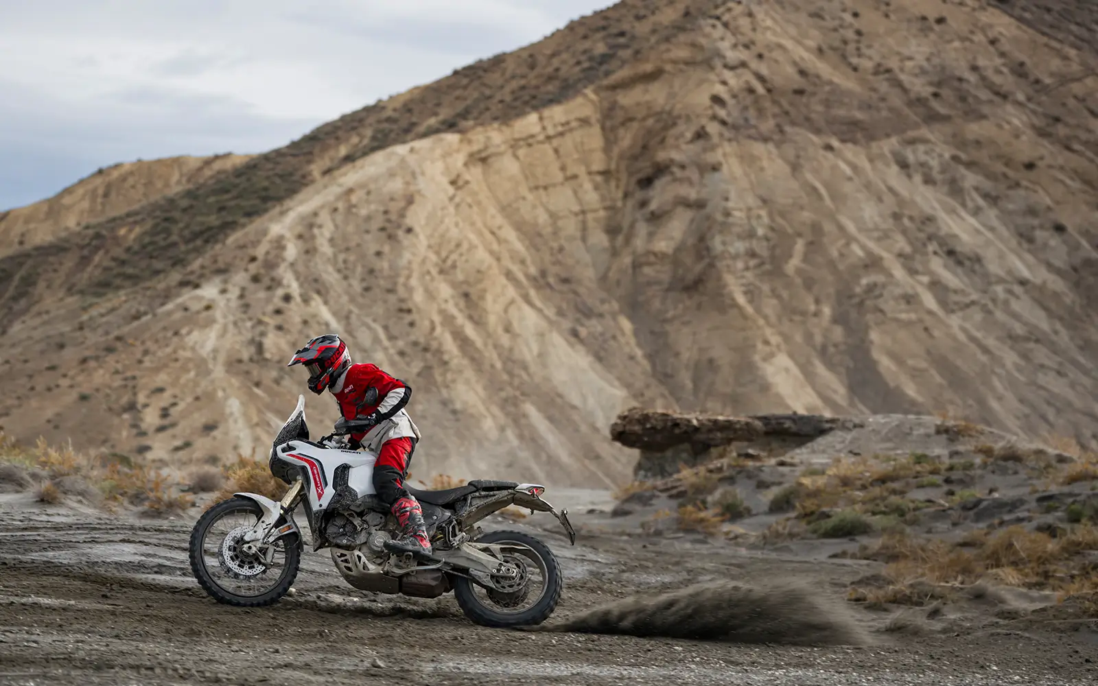nueva-ducati-desert-x-v2